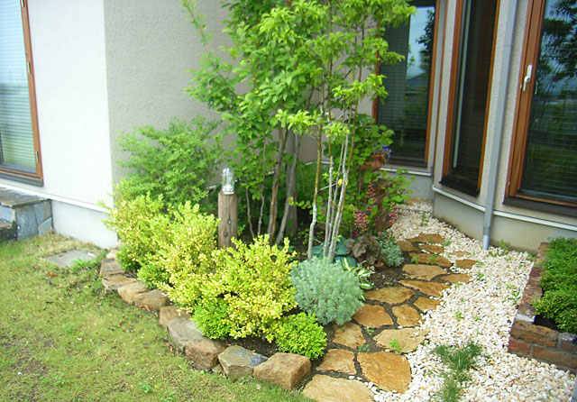 自然石を使った花壇 アプローチ 駐車場の施工例 長野市ガーデン エクステリア ガーデンファクトリー 外構工事 エクステリア工事ならお任せください