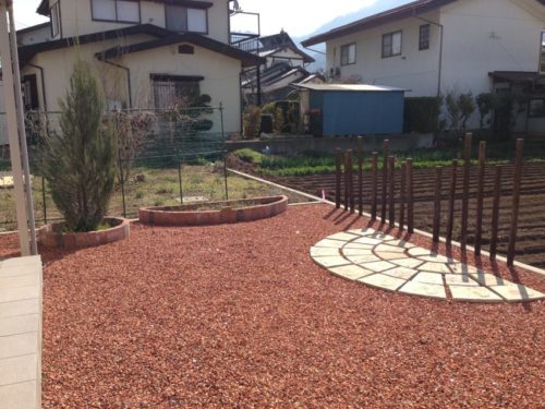 庭に赤い砂利 涙 長野市近隣の外構工事は実例豊富なガーデンファクトリーにお任せください