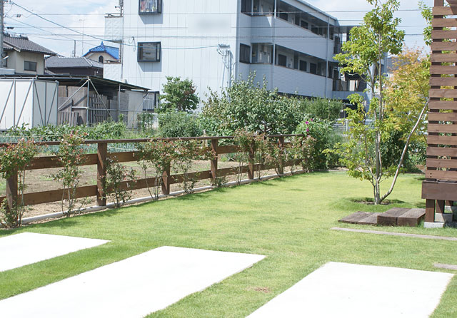 芝があるだけでも気持ちの良い庭空間が手に入ります 長野市ガーデン エクステリア ガーデンファクトリー 外構工事 エクステリア工事ならお任せください