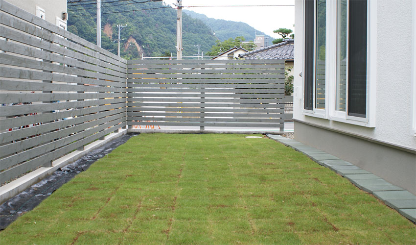 芝があるだけでも気持ちの良い庭空間が手に入ります 長野市ガーデン エクステリア ガーデンファクトリー 外構工事 エクステリア工事ならお任せください