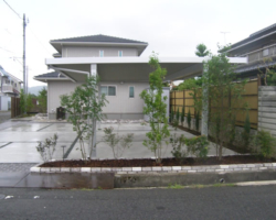 カーポートと植栽の施工例です